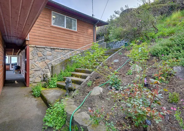 Mckinleyville Getaway W/ Hot Tub & Ocean Views!